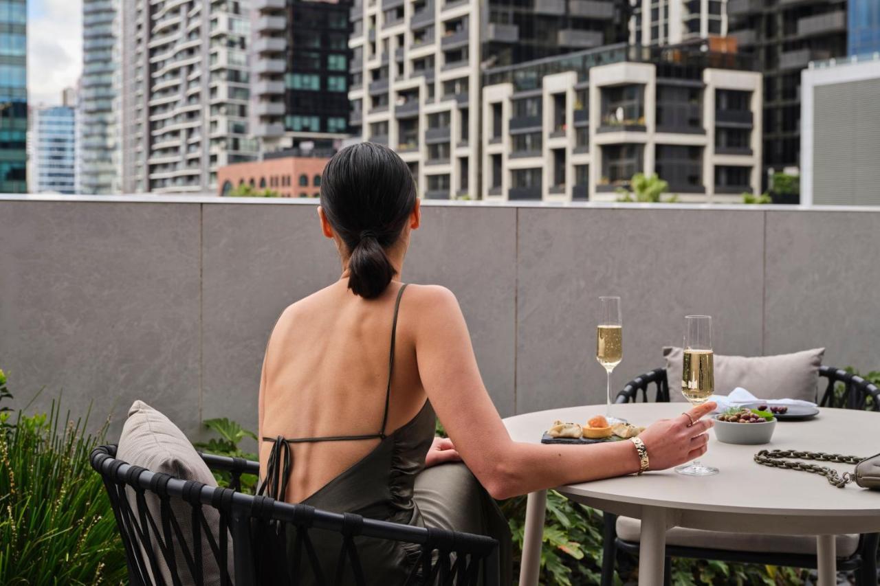 墨尔本港区万豪酒店 外观 照片 A woman sitting on a balcony