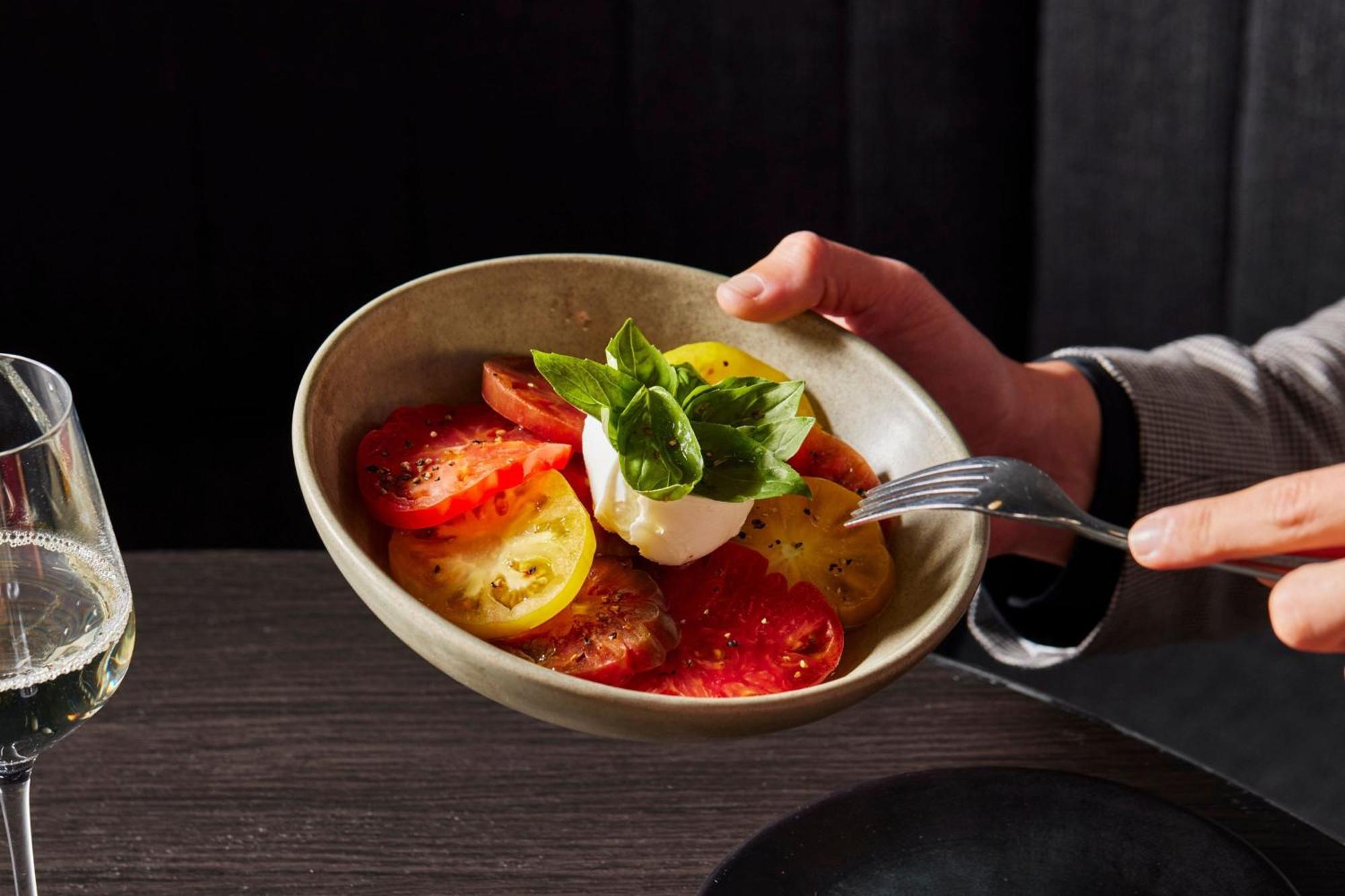 墨尔本港区万豪酒店 外观 照片 A tomato salad with mozzarella and basil