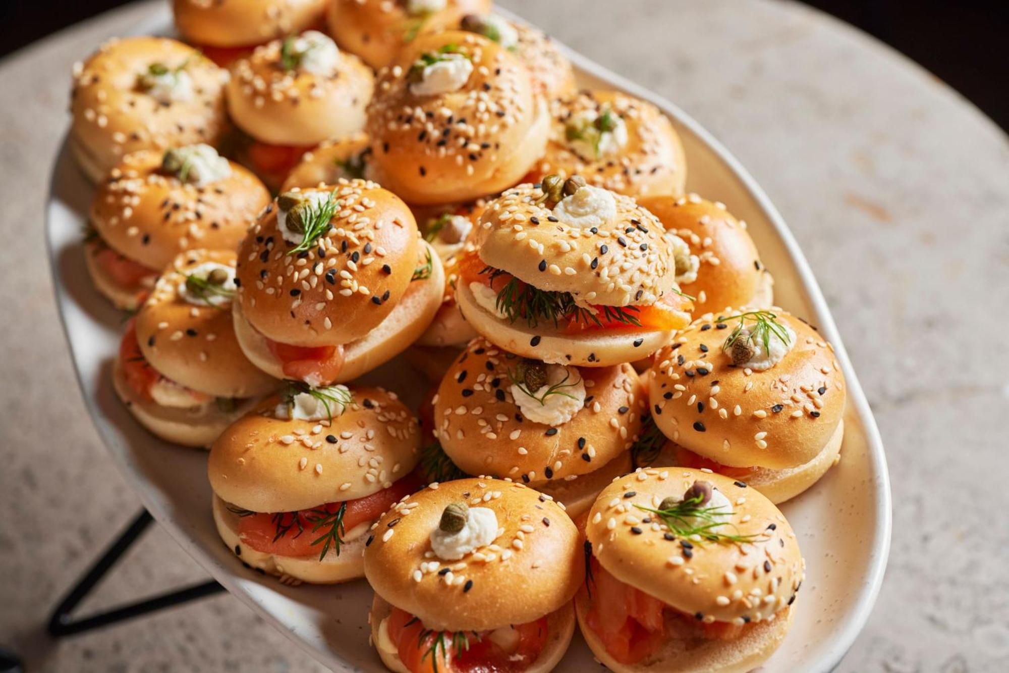 墨尔本港区万豪酒店 外观 照片 A platter of mini bagels