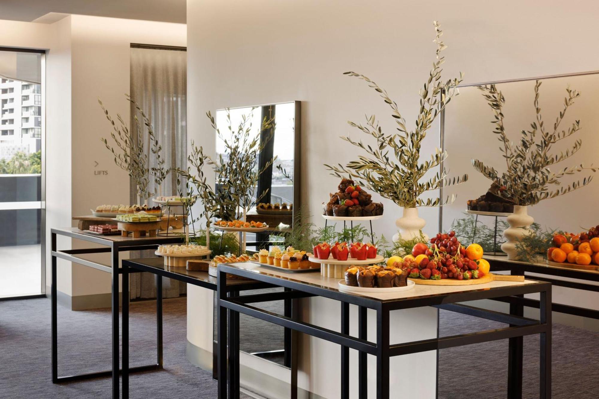墨尔本港区万豪酒店 外观 照片 A buffet at a hotel